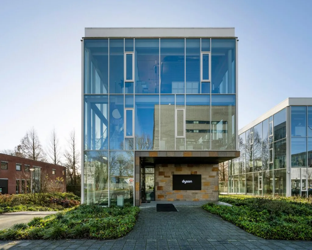 Modern kantoorgebouw van Dyson aan de Fred. Roeskestraat met glazen gevel en strakke architectuur.